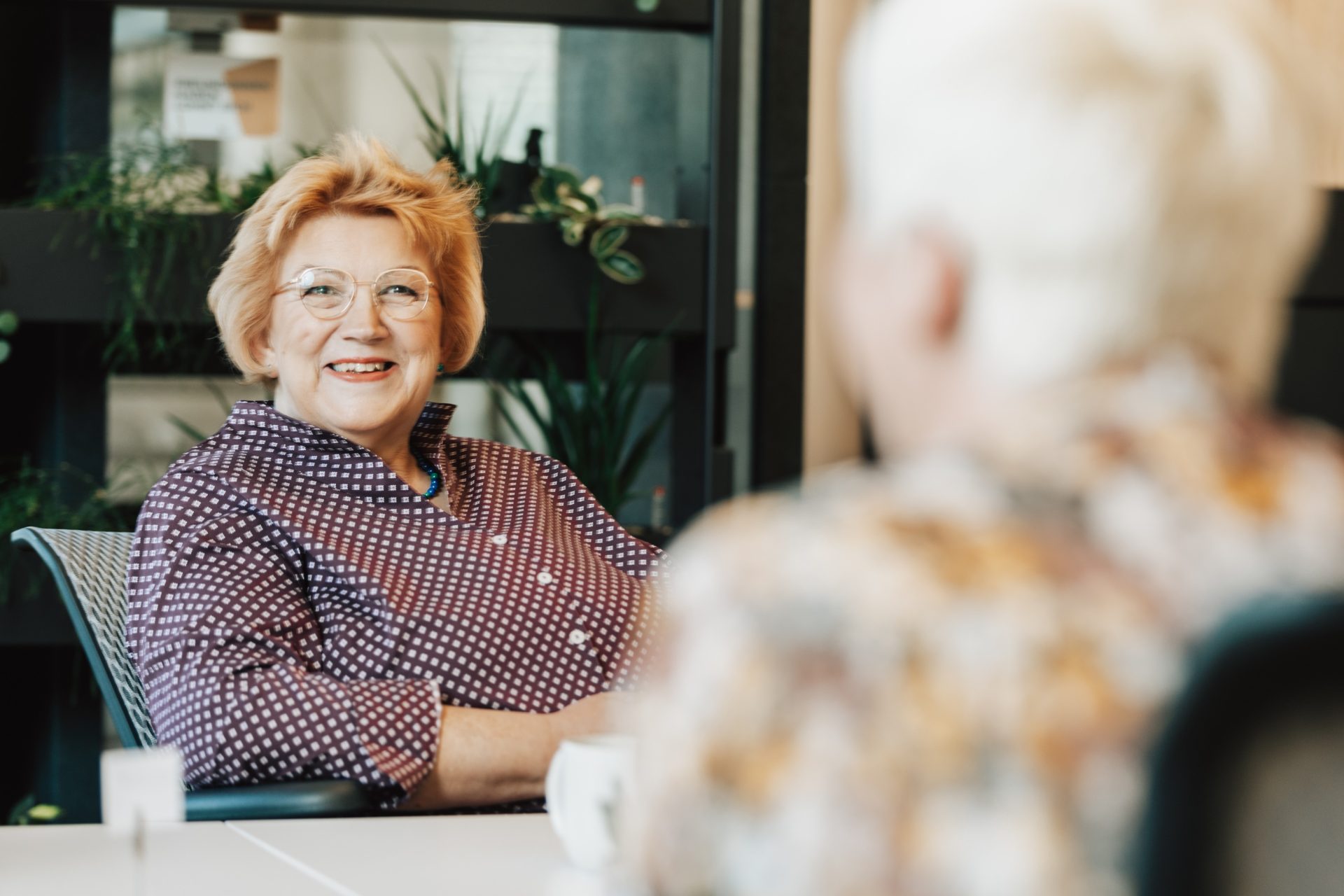 Lächelnde Frau in Konversation