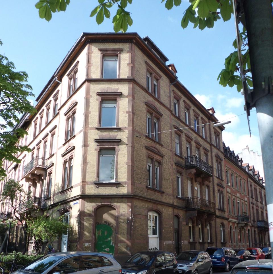 Eckgebäude mit Fenstern